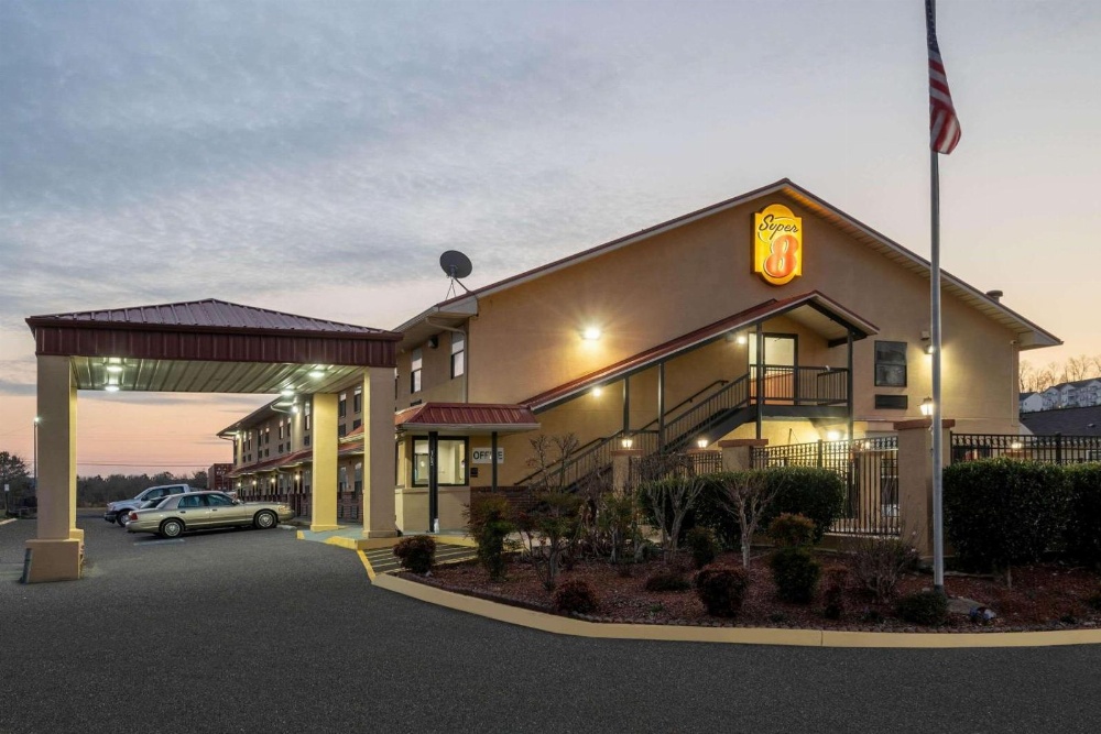 Super 8 by Wyndham Cleveland Main image