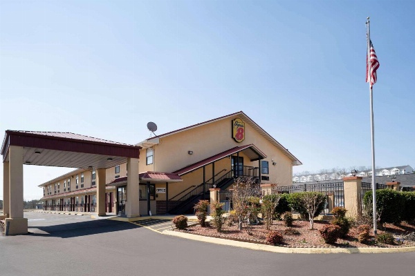 Super 8 by Wyndham Cleveland image 1