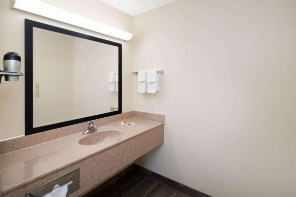 Super 8 by Wyndham Cleveland image 20