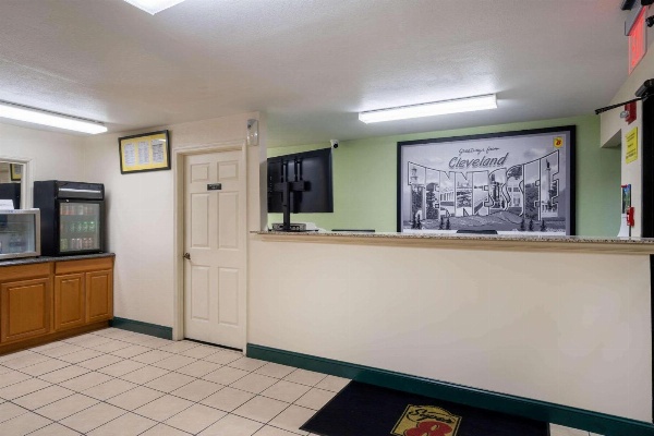 Super 8 by Wyndham Cleveland image 4