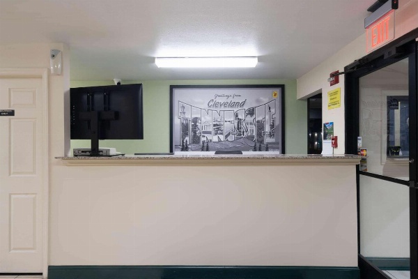 Super 8 by Wyndham Cleveland image 5