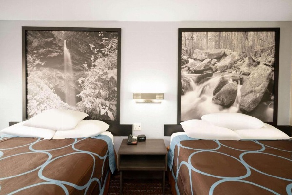 Super 8 by Wyndham Cleveland image 9